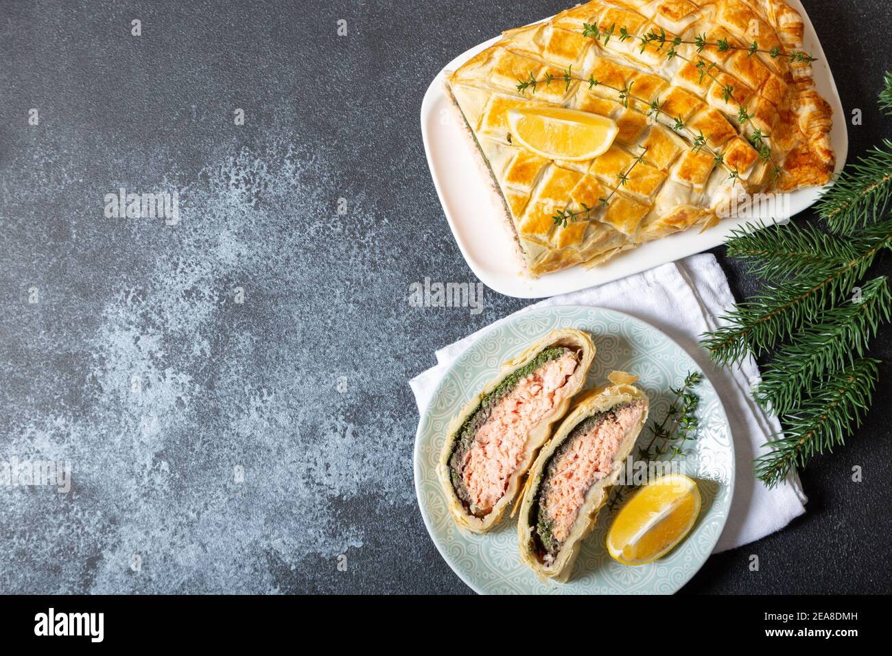 Wellington al salmone fatto in casa. E' composto da pesce salmone, spinaci, funghi, spezie, erbe e pasta sfoglia. Spazio di copia Foto Stock