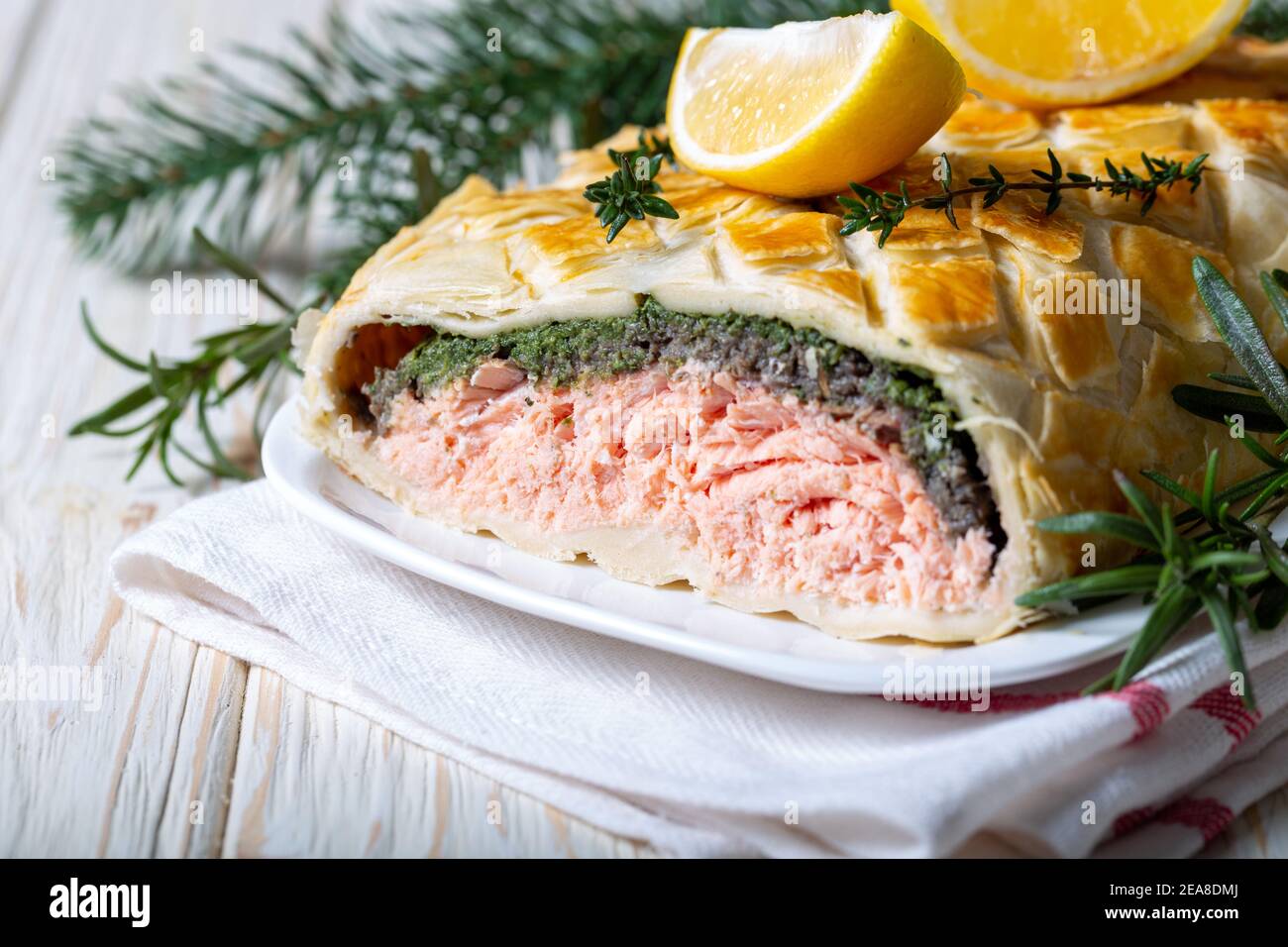 Wellington al salmone fatto in casa. E' composto da pesce salmone, spinaci, funghi, spezie, erbe e pasta sfoglia. Spazio di copia Foto Stock