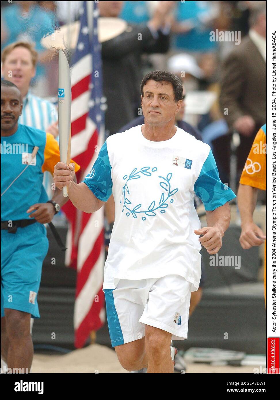 L'attore Sylvester Stallone porta la torcia olimpica di Atene 2004 sulla spiaggia di Venezia. Los Angeles, 16 giugno 2004. Foto di Lionel Hahn/ABACA. Foto Stock