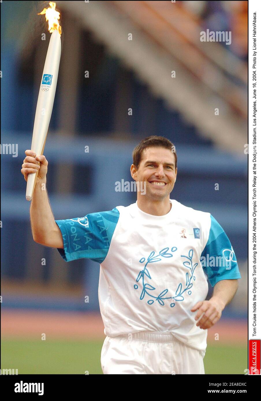 Tom Cruise tiene la torcia olimpica durante il relè della torcia olimpica di Atene 2004 al Dodgers Stadium. Los Angeles, 16 giugno 2004. Foto di Lionel Hahn/Abaca. Foto Stock