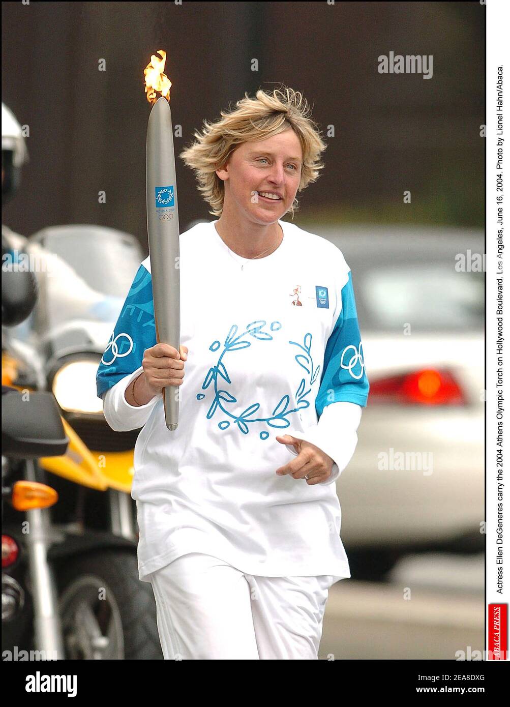 L'attrice Ellen DeGeneres porta la torcia olimpica di Atene 2004 su Hollywood Boulevard. Los Angeles, 16 giugno 2004. Foto di Lionel Hahn/Abaca. Foto Stock