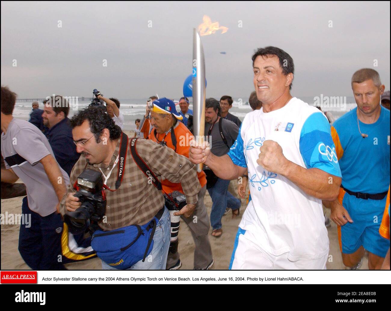 L'attore Sylvester Stallone porta la torcia olimpica di Atene 2004 sulla spiaggia di Venezia. Los Angeles, 16 giugno 2004. Foto di Lionel Hahn/ABACA. Foto Stock