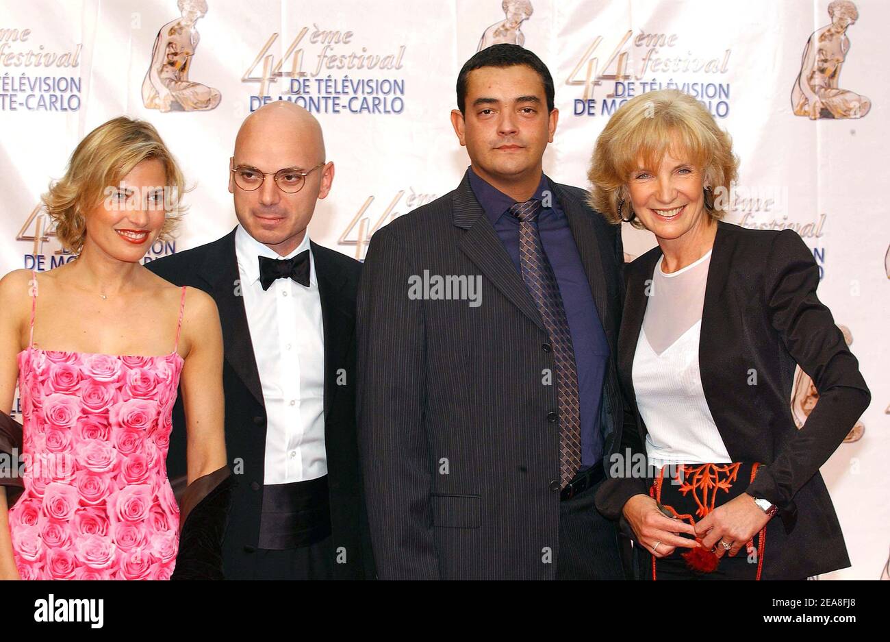 L'attrice francese Christine Lemler (L), Marie-Christine Adam (R) e il team della serie 'Sous le Soleil' raffigurata durante la cerimonia di apertura del 44° Festival TV di Monte-Carlo al Grimaldi Forum di Monaco il 28 giugno 2004. Foto di Giancarlo Gorassini/ABACA. Foto Stock