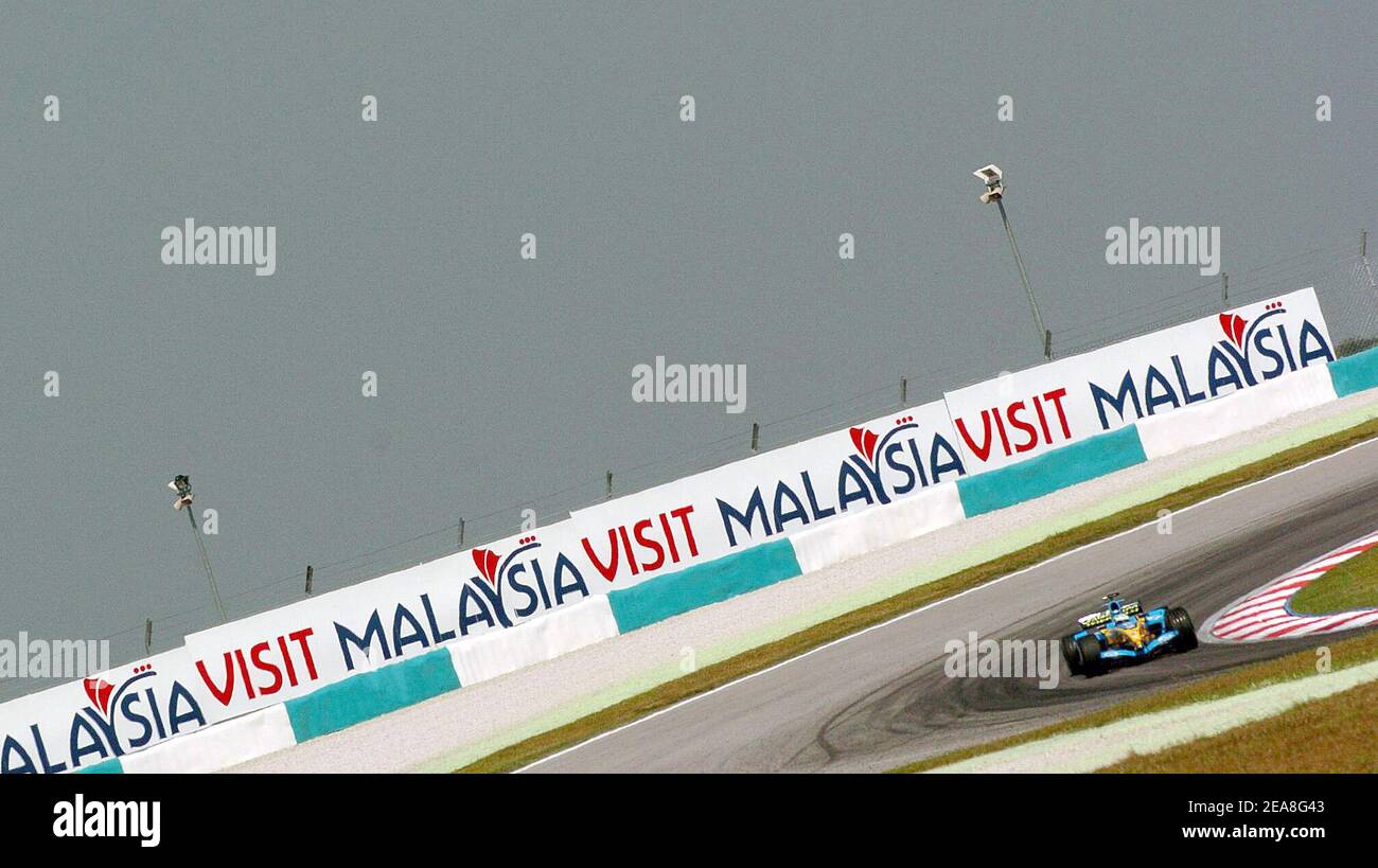 Il pilota italiano di Formula 1 Giancarlo Fisichella (team Renault) durante il G.P del circuito di Sepang, in Malesia, il 19 marzo 2005. Foto di Thierry Gromik/ABACA Foto Stock