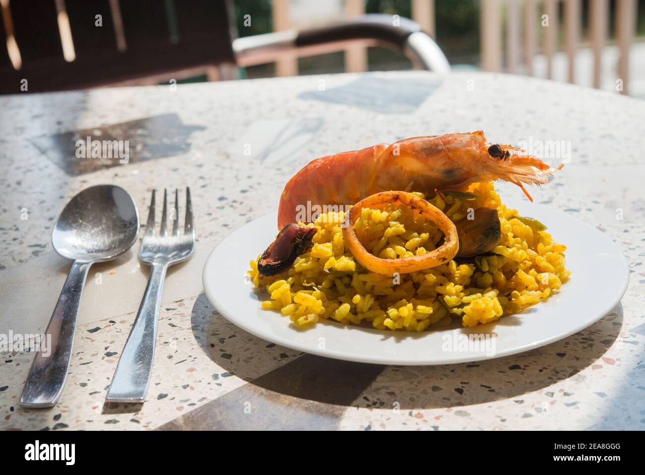 Paella cibo tipico spagnolo su fondo di granito Foto Stock