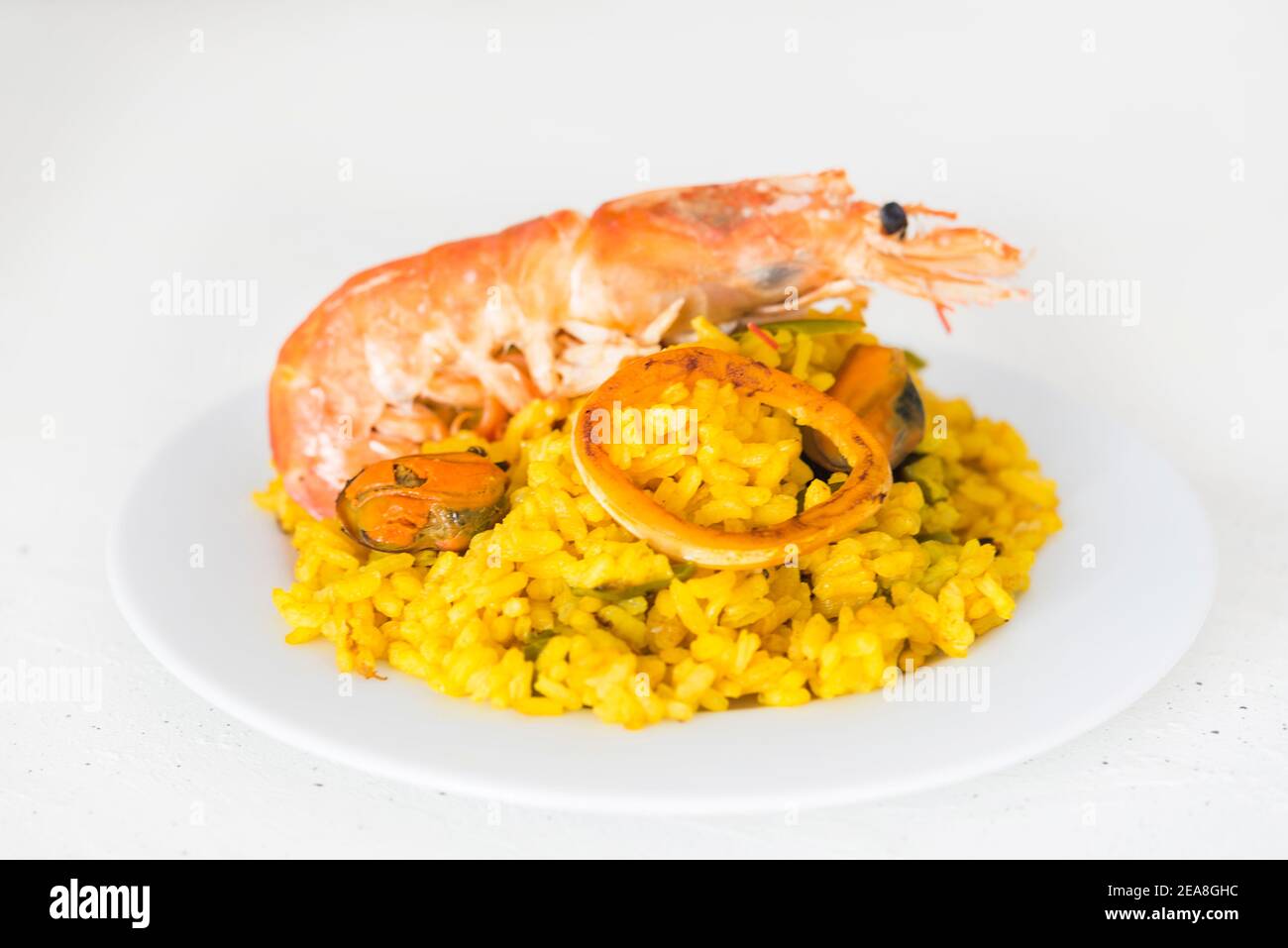 Paella cibo tipico spagnolo su fondo di granito Foto Stock
