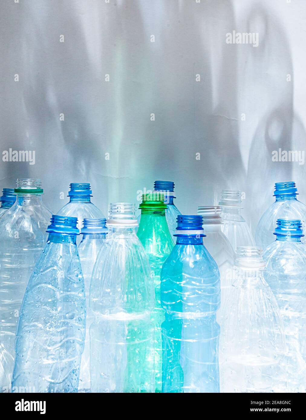 Diverse bottiglie di plastica attendono la spedizione per il riciclaggio. Nessun concetto di plastica con spazio di copia Foto Stock