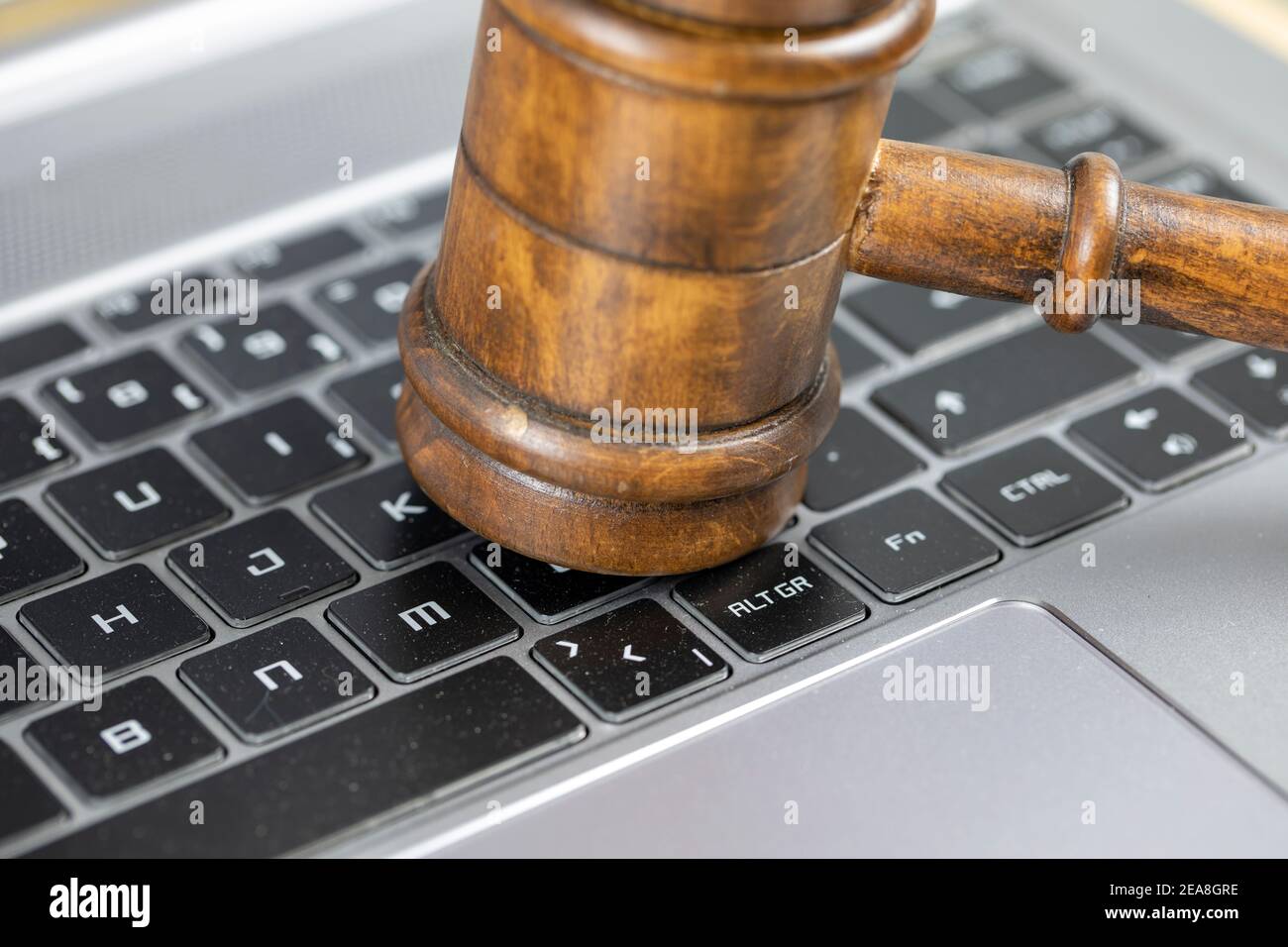 Concetto di social media e cyber crime, Justice gavel sulla tastiera del computer portatile Foto Stock