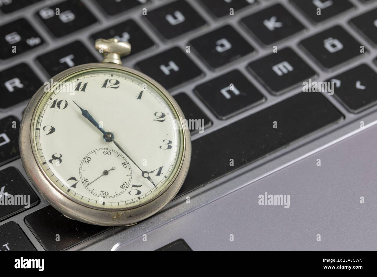 orologio e computer portatile. gestione del tempo e conto alla rovescia fino alla scadenza. concetto aziendale Foto Stock