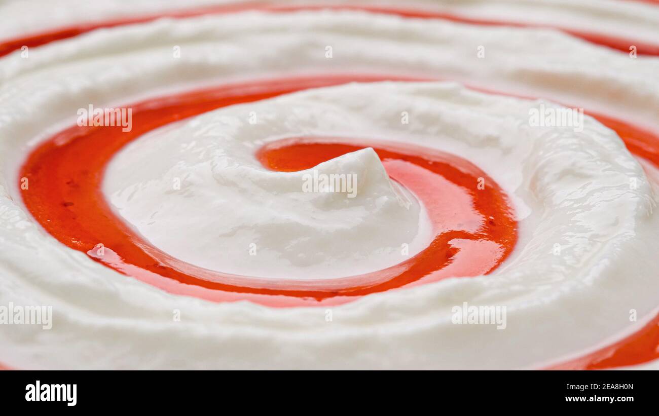 Yogurt con marmellata di frutta, crema di cagliata con concia di frutti di bosco Foto Stock