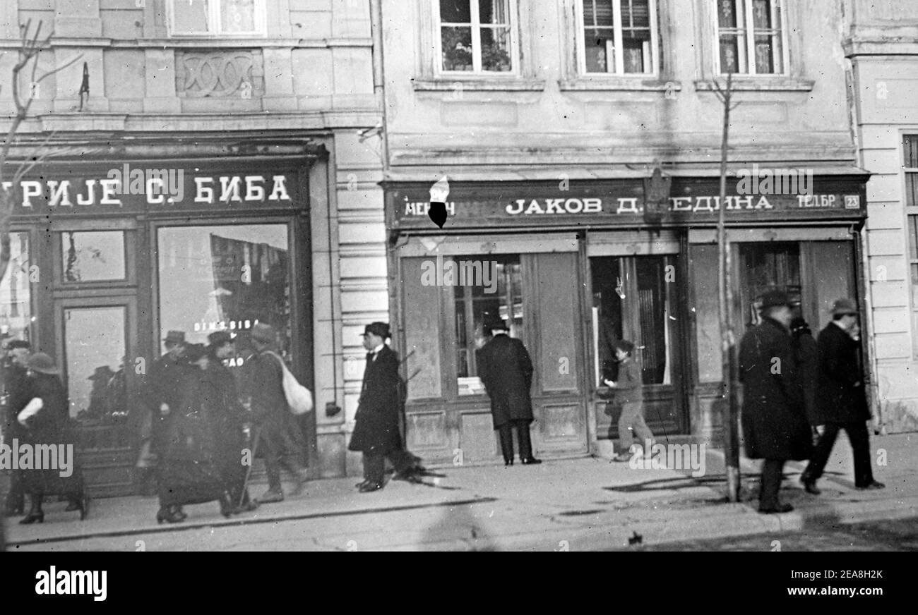 Cambiavalute di Belgrado. Nel cuore della capitale serba di Belgrado c'è un negozio di cambio di denaro che ha giorni di contrattazione. Ogni genere di soldi nel mondo è in vendita là ed è giusto come facile comprare i pezzi di oro americani come i legami di libertà. Il sabato il negozio fa speciali incentivi agli acquirenti offrendo qualsiasi tipo di denaro ad un prezzo leggermente ridotto solo per quel giorno, il 1920 settembre Foto Stock