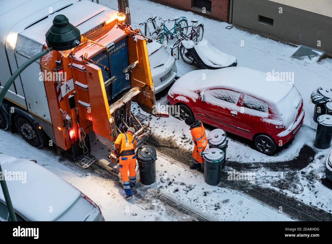 Smaltimento dei rifiuti urbani del servizio di pulizia municipale AWISTA in Dusseldorf Foto Stock