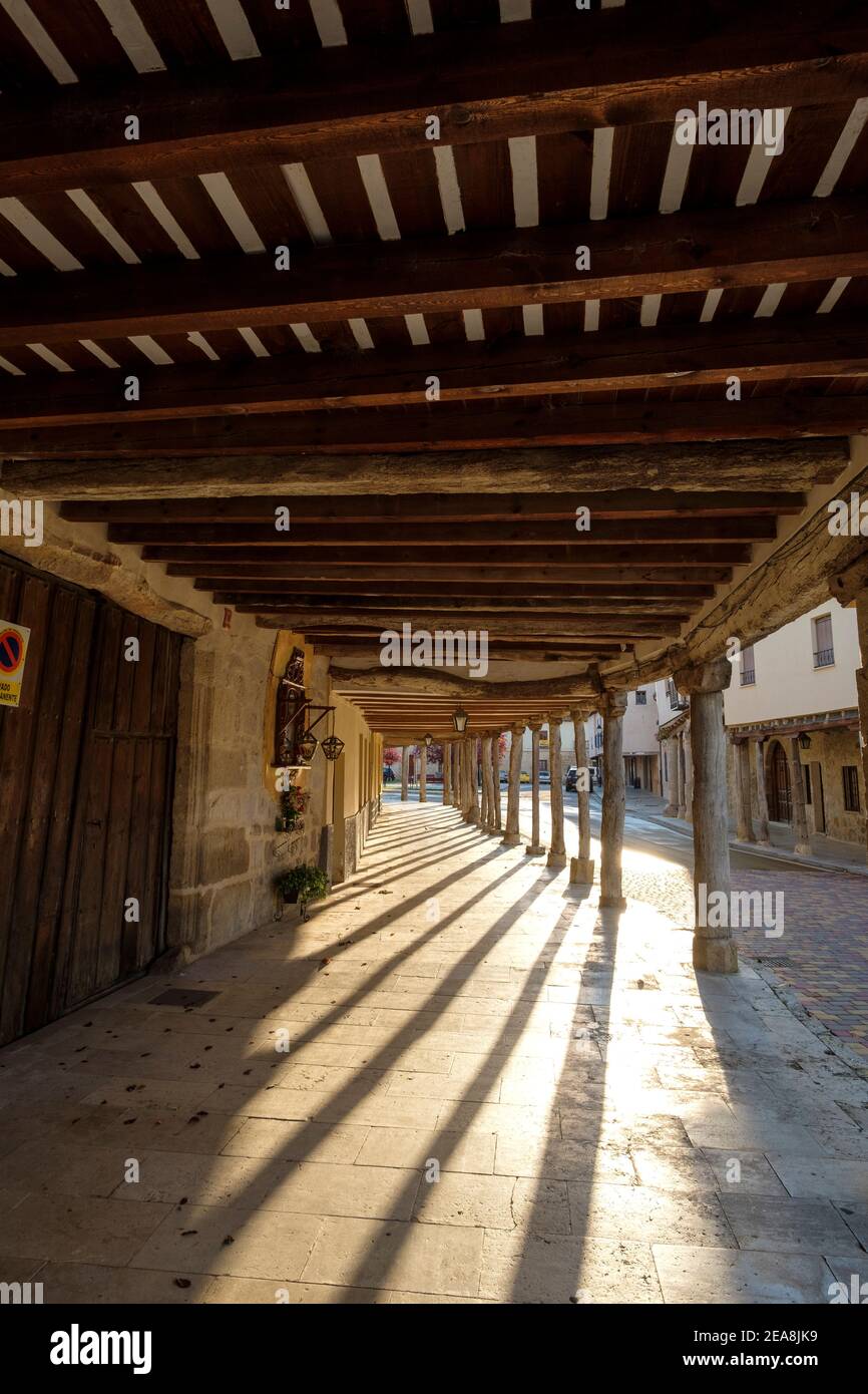 la storica adobe, strade porticate di Ampudia, provincia Palencia, Spagna Foto Stock