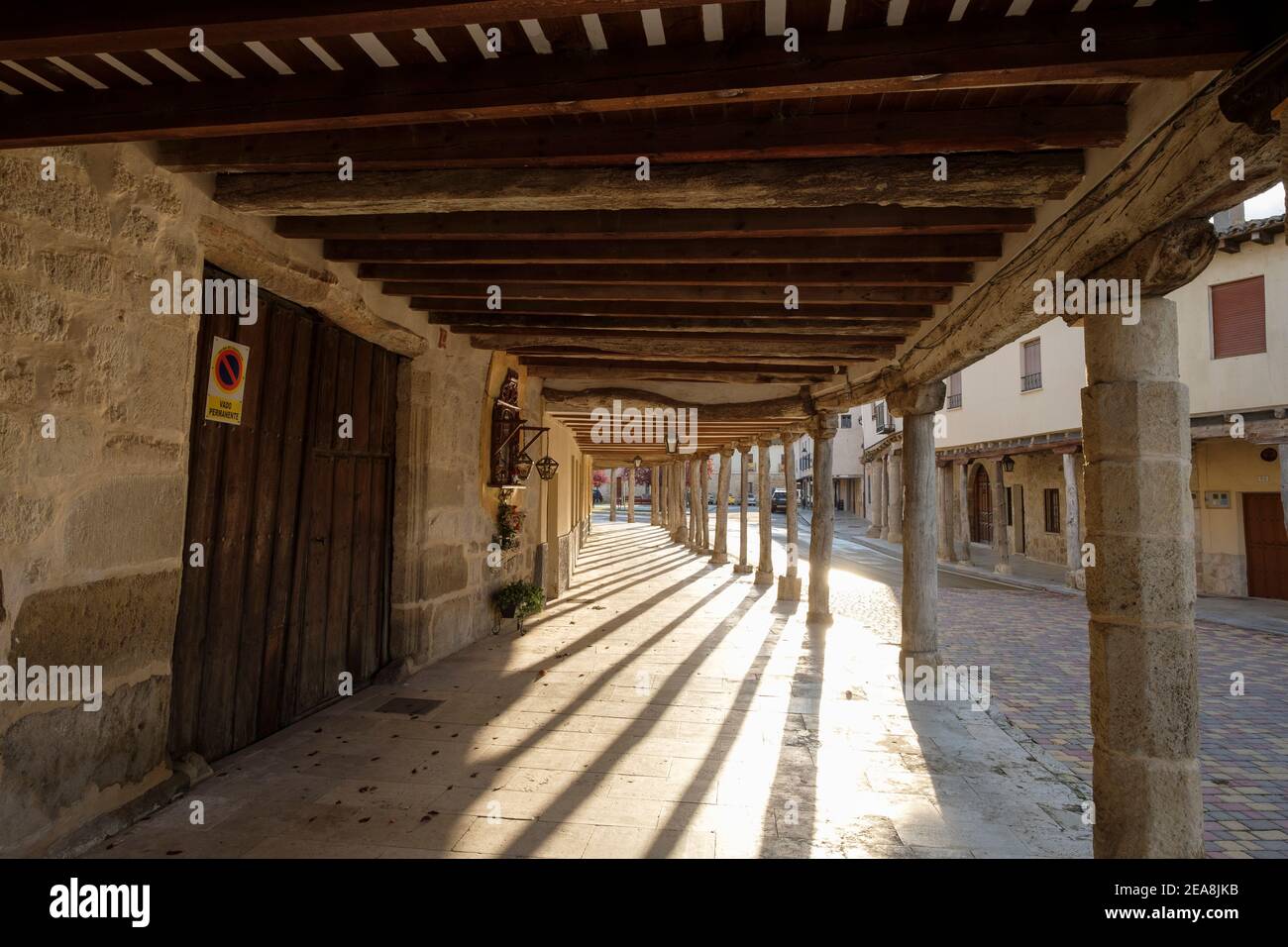 la storica adobe, strade porticate di Ampudia, provincia Palencia, Spagna Foto Stock