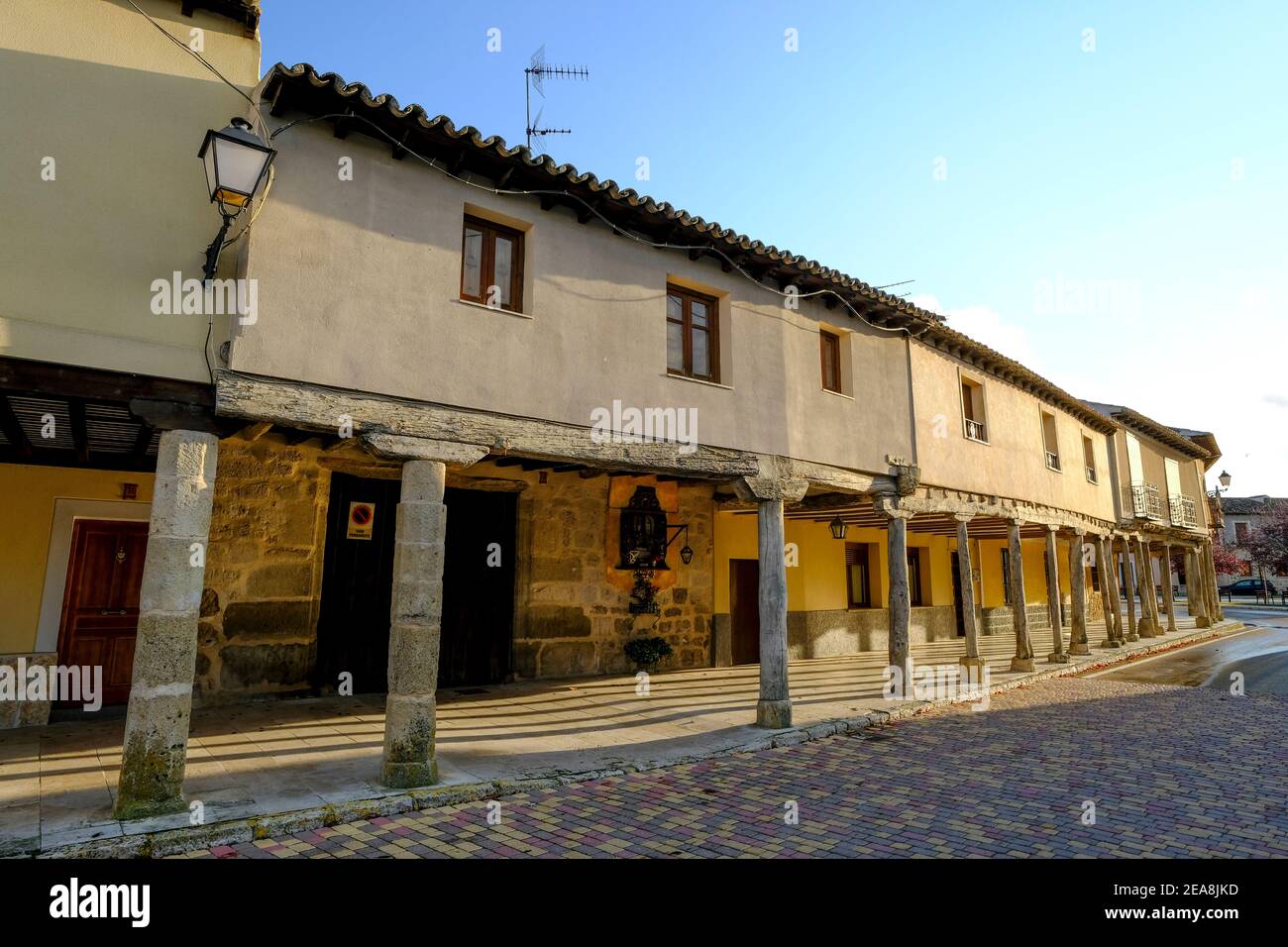 la storica adobe, le strade porticate di Ampudia, la provincia di Palencia, Castille y Leon, Spagna Foto Stock