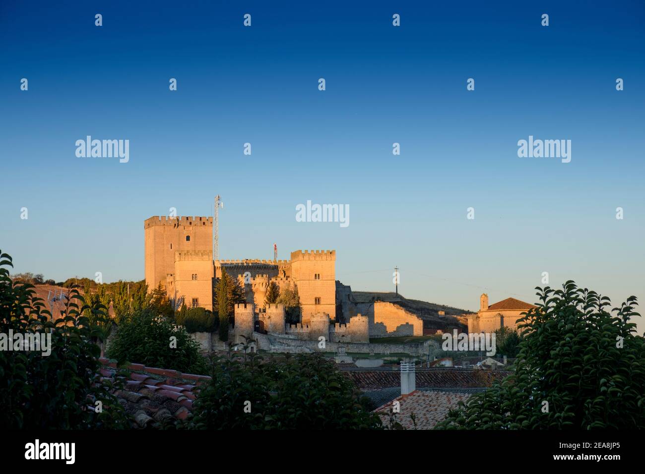 Castello di Ampudia illuminato dal sole nascente, Ampudia, Provincia di Palencia, Castilla y Leon, Spagna Foto Stock