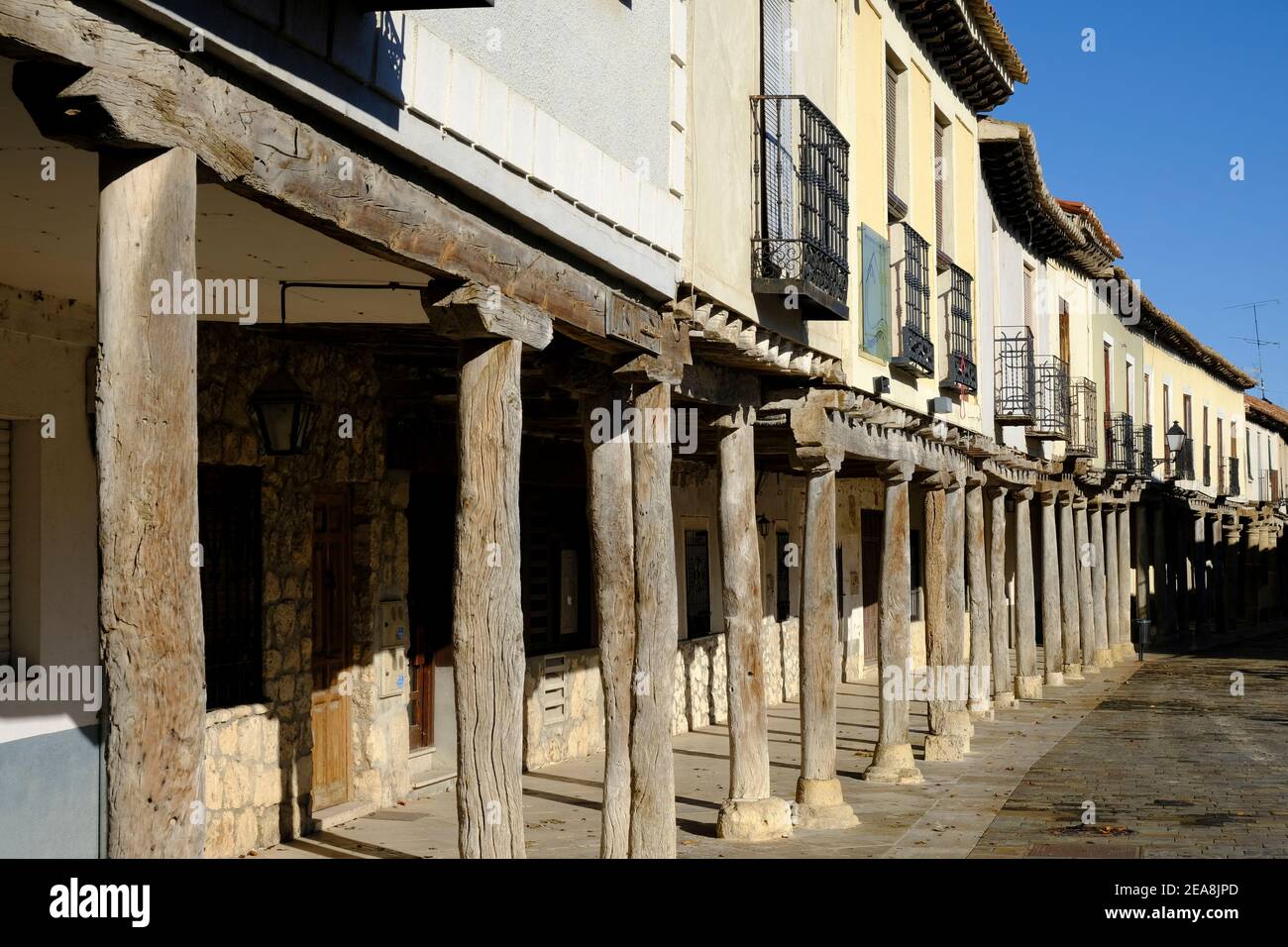 la storica adobe, le strade porticate di Ampudia, la provincia di Palencia, Castille y Leon, Spagna Foto Stock