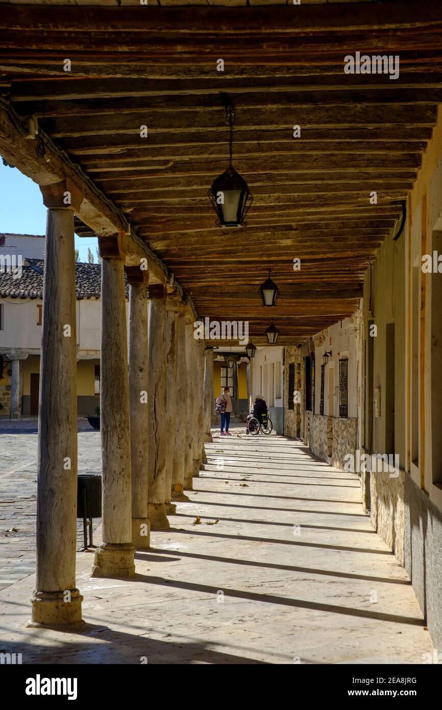 la storica adobe, le strade porticate di Ampudia, la provincia di Palencia, Castille y Leon, Spagna Foto Stock
