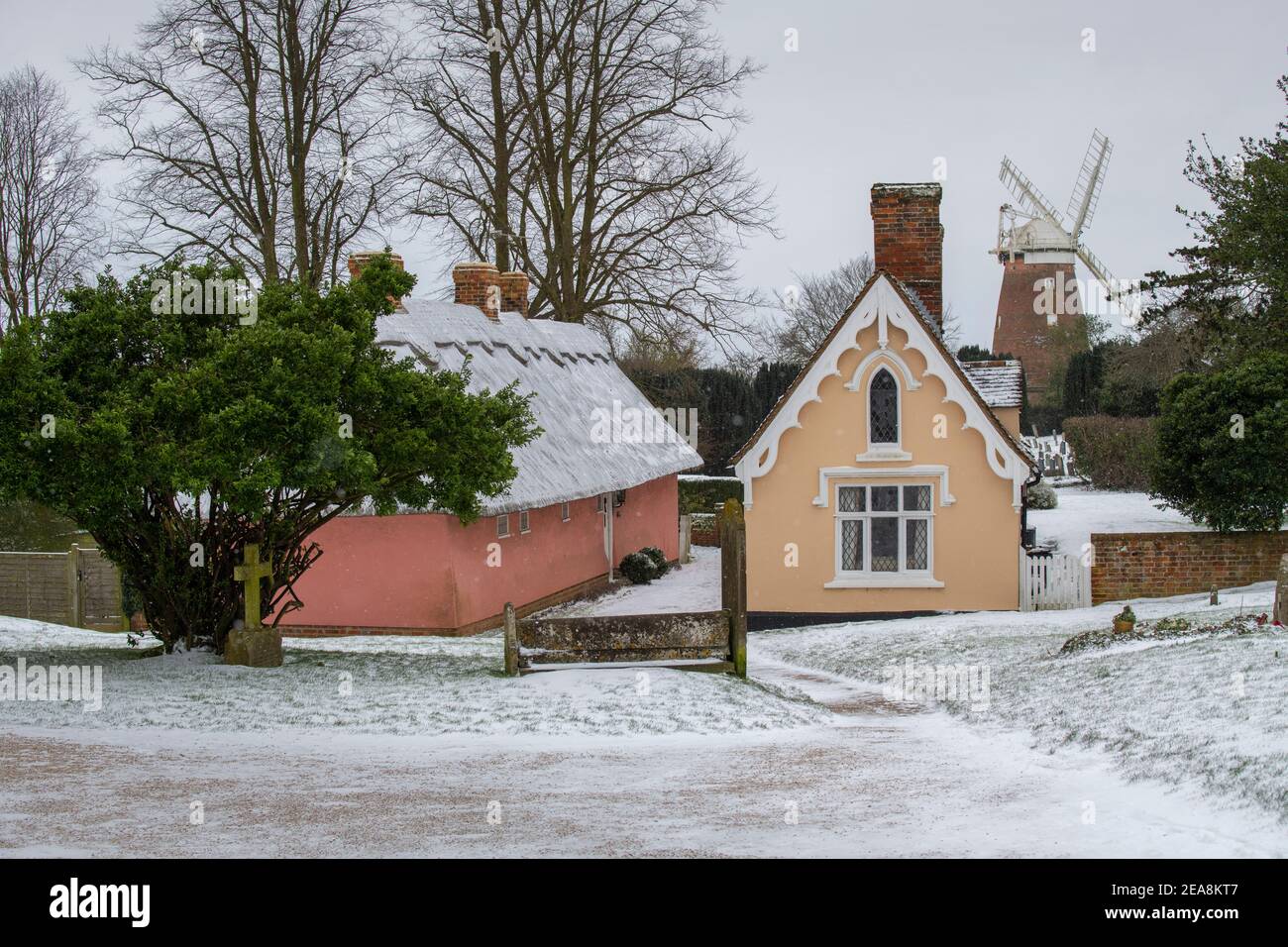 Thaxted Essex UK Snow conditions Winter Weather conditions 8 febbraio 2021 Thaxted ALMS Houses e John Webb’s Windmill Beast from the East II Inverno Foto Stock