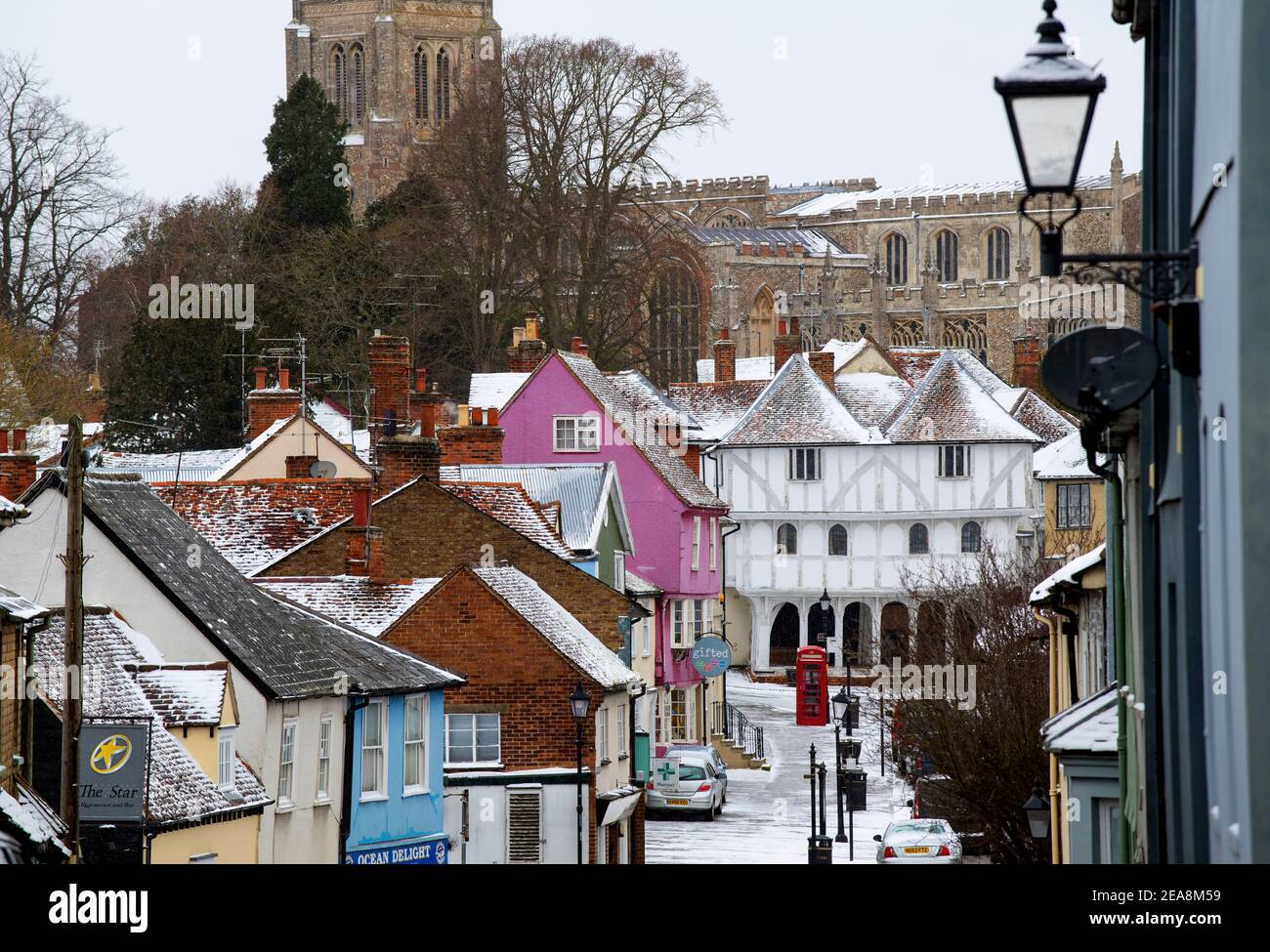 Thaxted Essex IT_Snow conditions_Winter Weather conditions_8 Febbraio 2021 Mostra Thaxted Chiesa e 14 ° secolo Thaxted Guildhall Beast dal EA Foto Stock