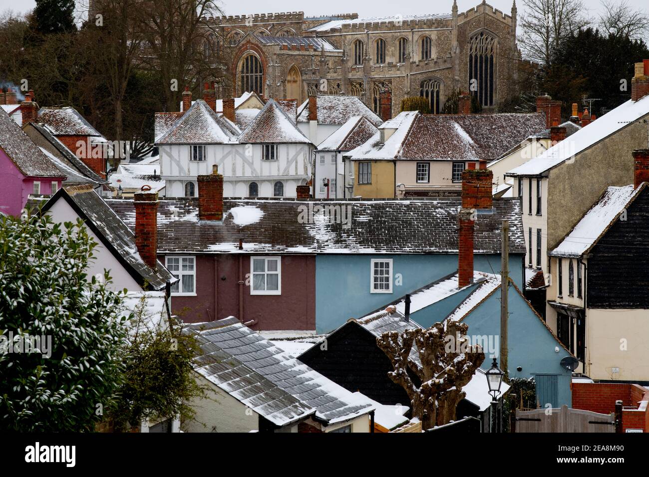 Thaxted Essex IT_Snow conditions_Winter Weather conditions_8 Febbraio 2021 Mostra Thaxted Chiesa e 14 ° secolo Thaxted Guildhall Beast dal EA Foto Stock