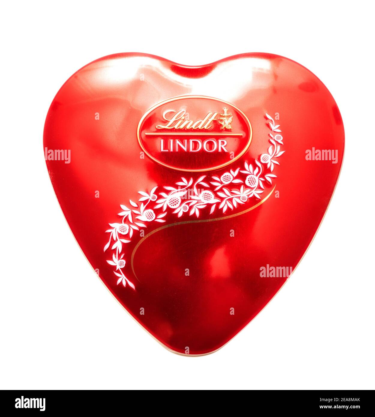 Tino rosso a forma di cuore di cioccolato Lindor. Regalo di San Valentino  primo piano su uno sfondo bianco Foto stock - Alamy