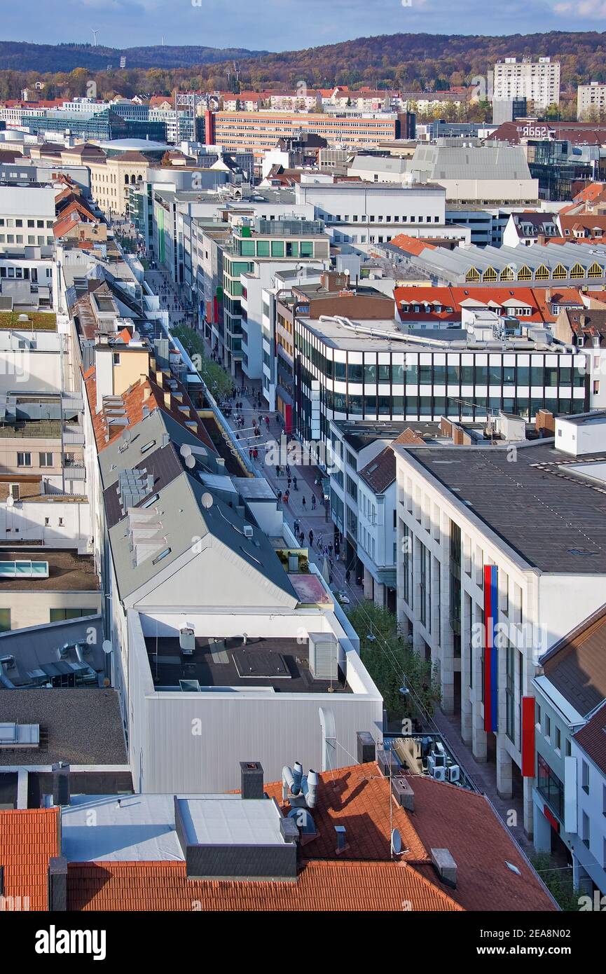 Via dello shopping, zona pedonale di Saarbrücken. Bahnhofstrasse dall'alto Foto Stock