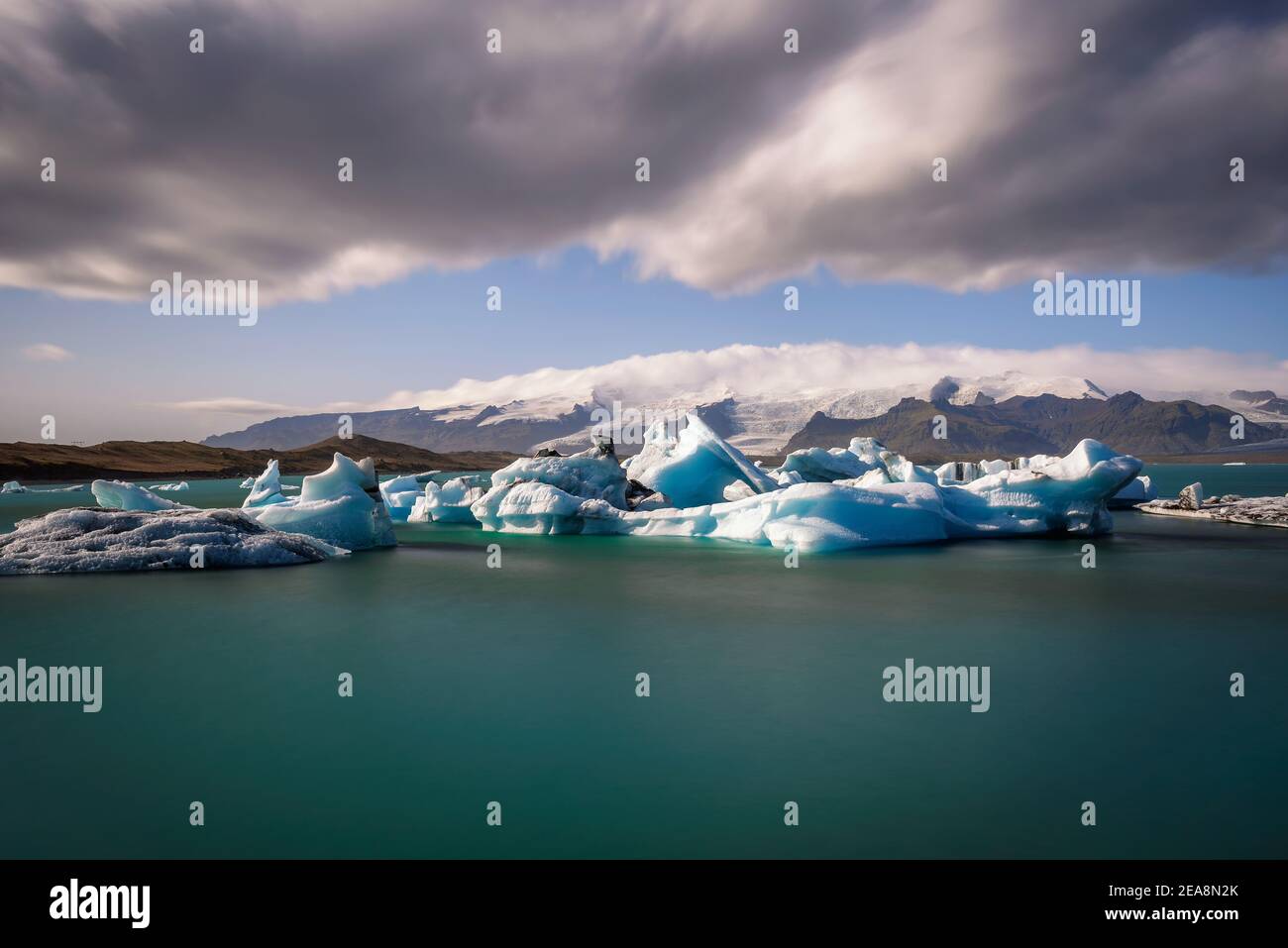 Sciogliendo gli iceberg nella laguna glaciale di Jokulsarlon, Islanda Foto Stock