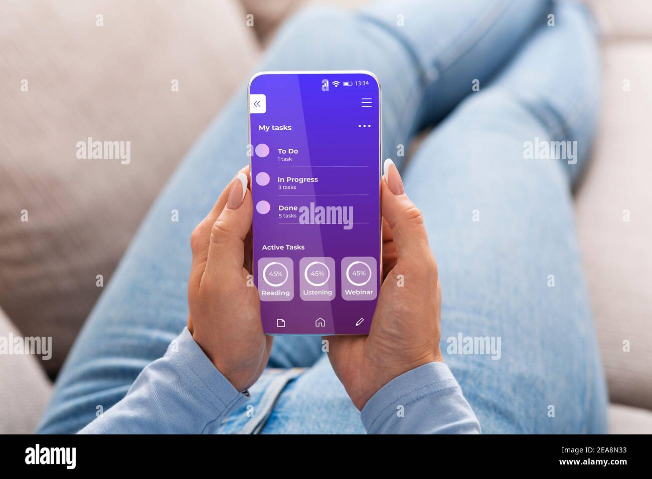 Donna studia online con la moderna applicazione didattica su smartphone, Creative Collage Foto Stock
