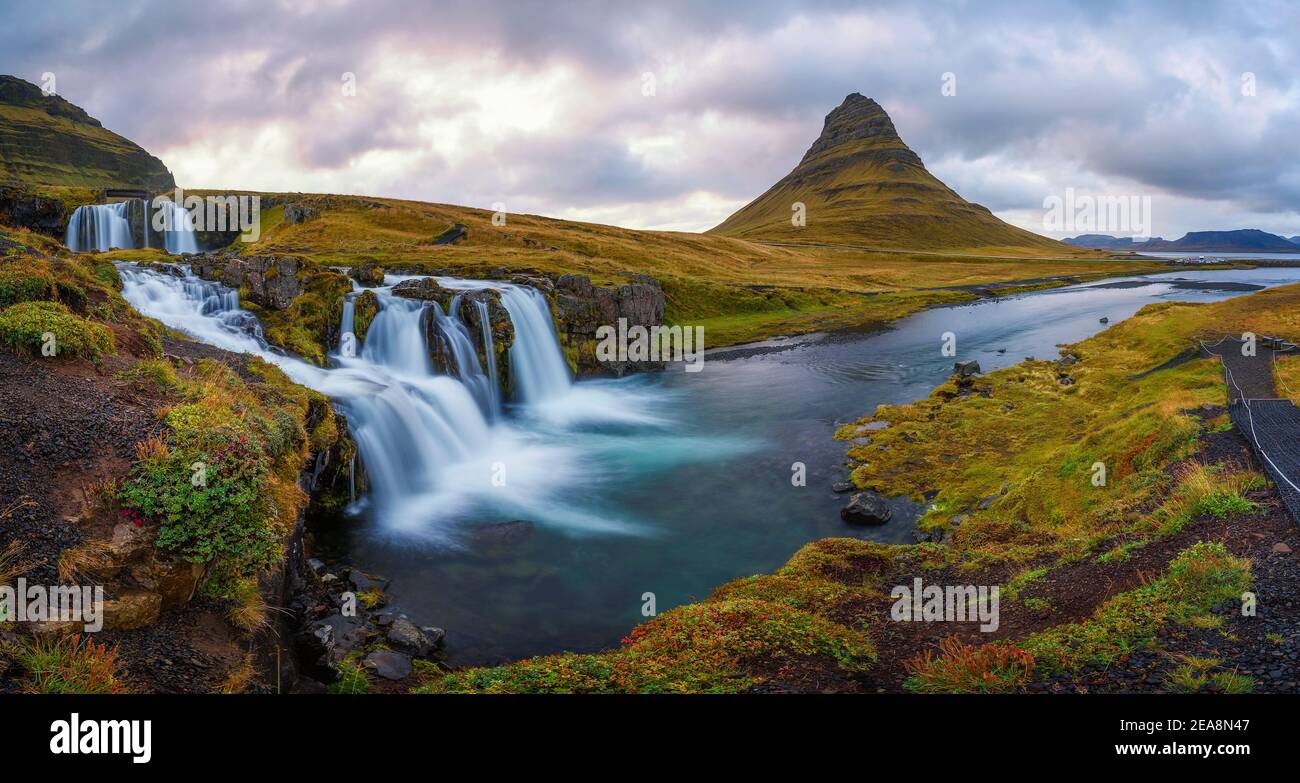 Cascata di Kirkjufellsfoss in Islanda Foto Stock