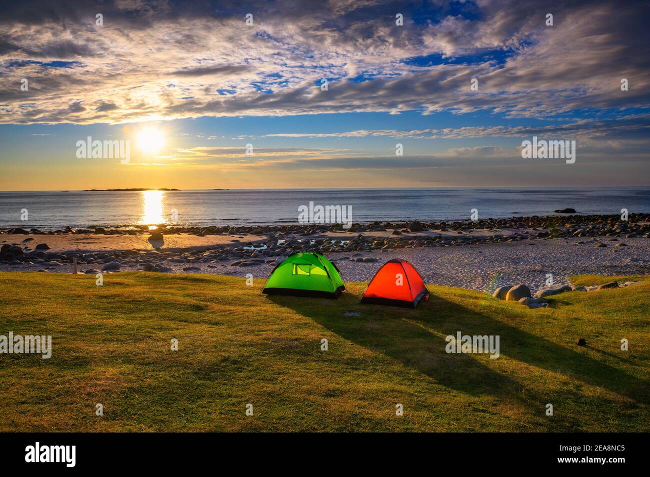 Campeggio al tramonto con tende sulla spiaggia di Utttakleiv nelle isole Lofoten, Norvegia Foto Stock