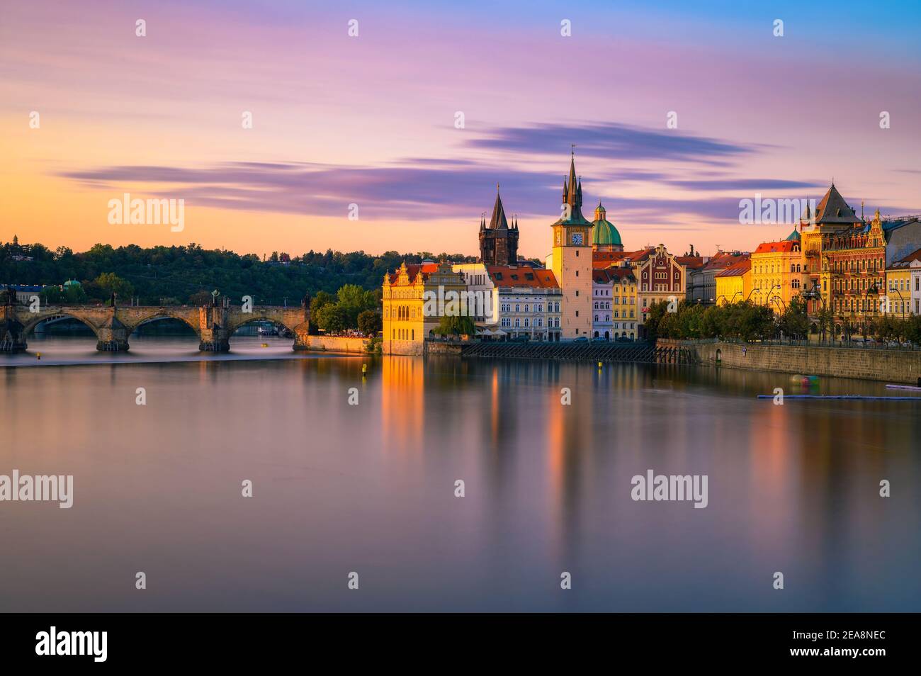 Ponte Carlo e la città vecchia di Praga al tramonto Foto Stock
