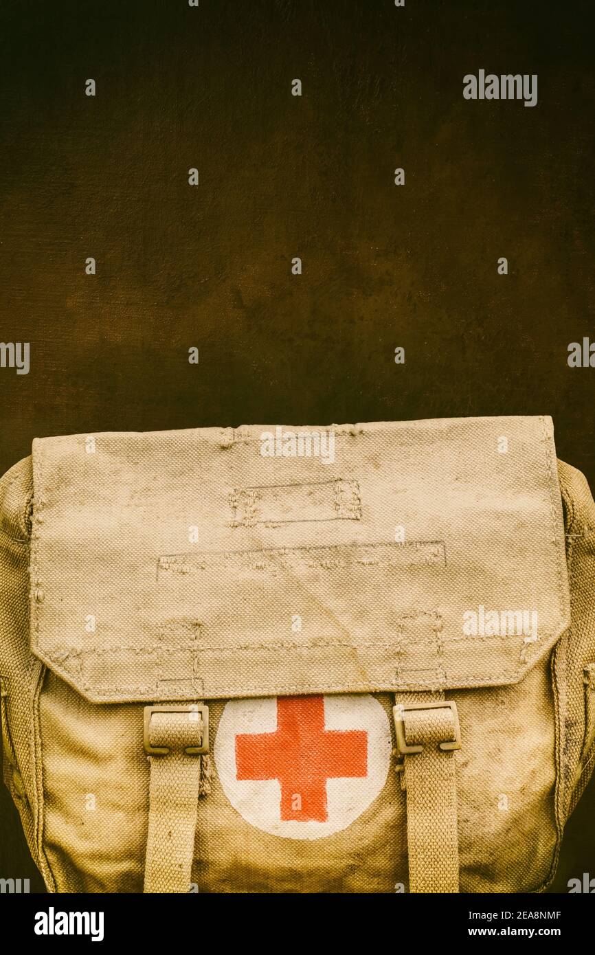 Kit di pronto soccorso militare. Medic del soldato camuffato. Cartello di  pronto soccorso bianco e rosso Foto stock - Alamy