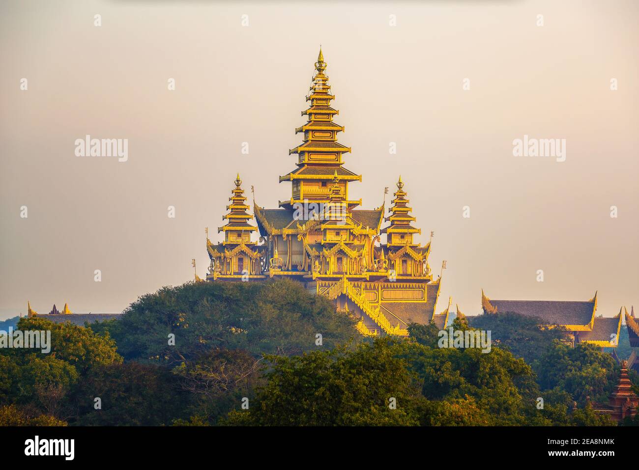 Bagan Golden Palace situato nella vecchia Bagan, Myanmar Foto Stock
