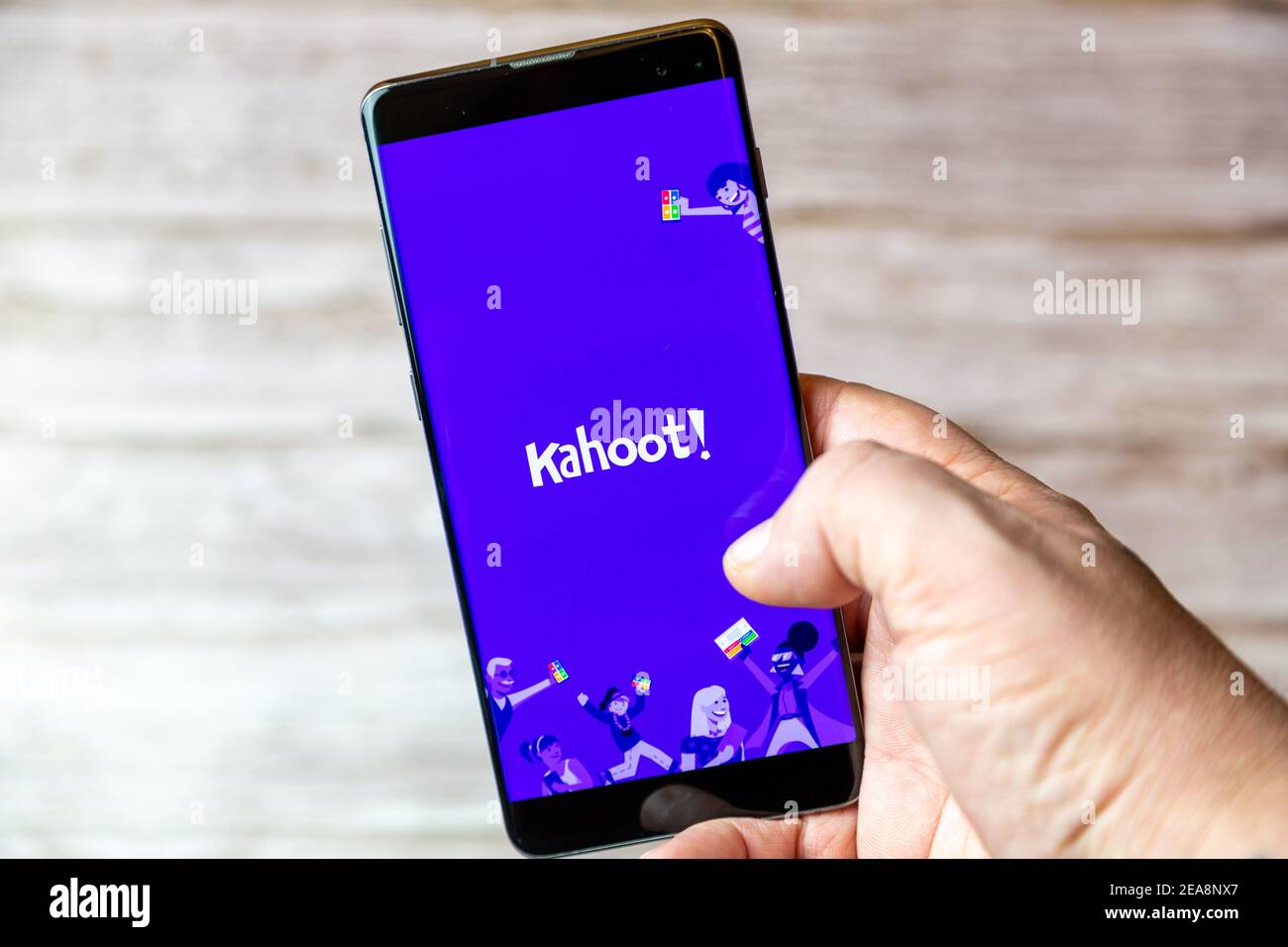 Un telefono cellulare o un telefono cellulare in attesa in un Mano con l'app Kahoot aperta sullo schermo Foto Stock