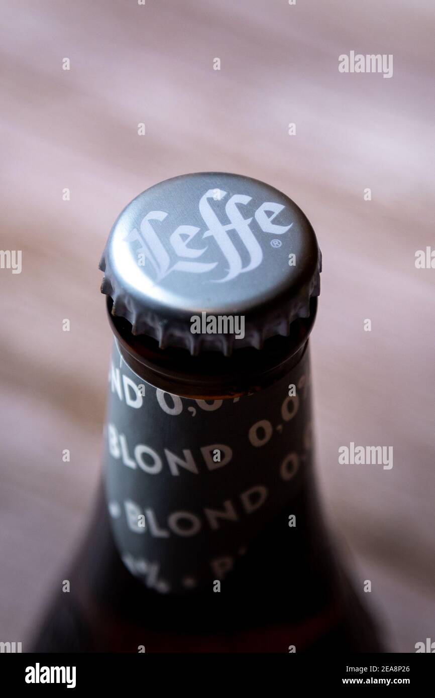 Una chiusura del tappo della bottiglia di birra Leffe Zero Alcohol, birra senza alcool Foto Stock