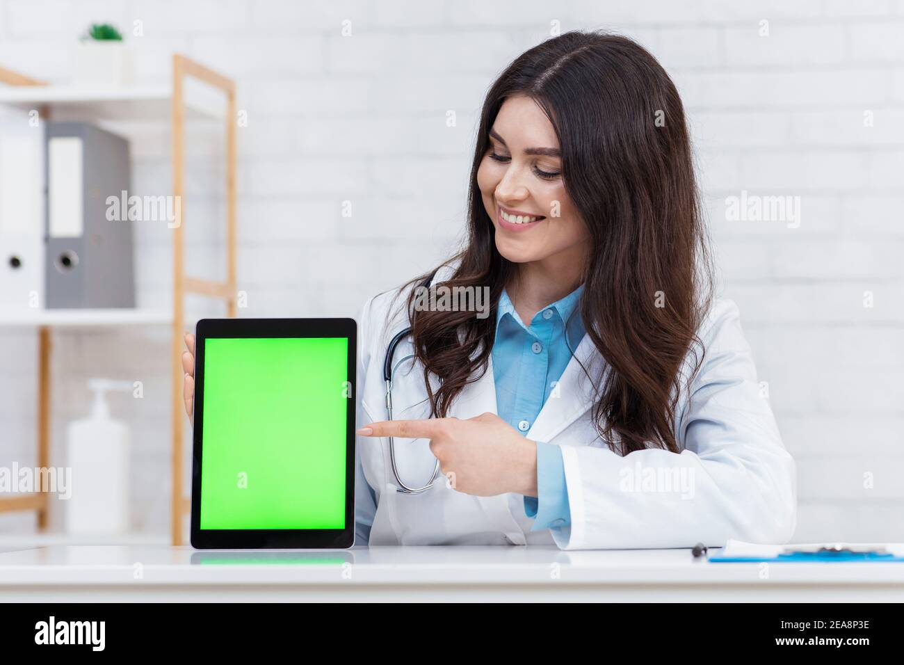 Offerta da parte del medico per una comunicazione rapida con il paziente, applicazione mobile Foto Stock