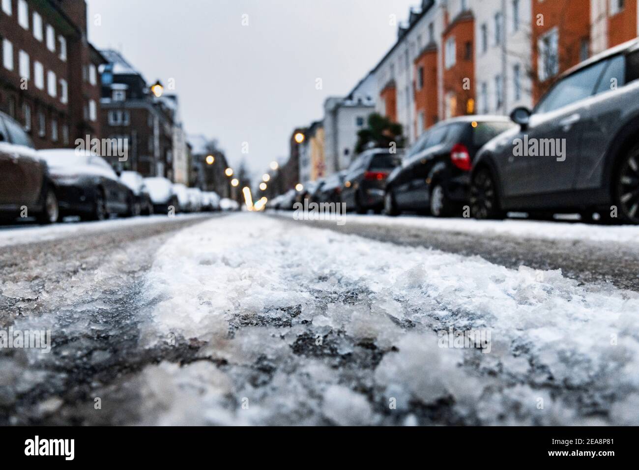 Neve a Dusseldorf, le condizioni stradali sconosciute garantiscono un  traffico limitato e un comportamento di guida attento Foto stock - Alamy