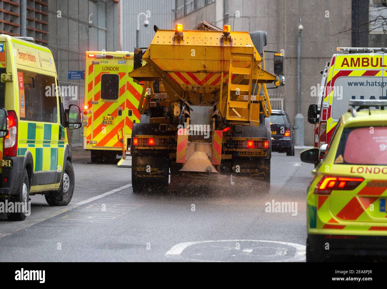 Londra, Regno Unito. 8 Feb 2021. Un autocarro che grattugiava spruzzi di sporcizia sulla strada mentre la neve continua a cadere. Un flusso costante di pazienti che arrivano al Royal London Hospital di Whitechapel. L'NHS è sotto pressione intensa con la pandemia di Coronavirus e i pazienti extra che arrivano nei mesi invernali. Credit: Mark Thomas/Alamy Live News Foto Stock