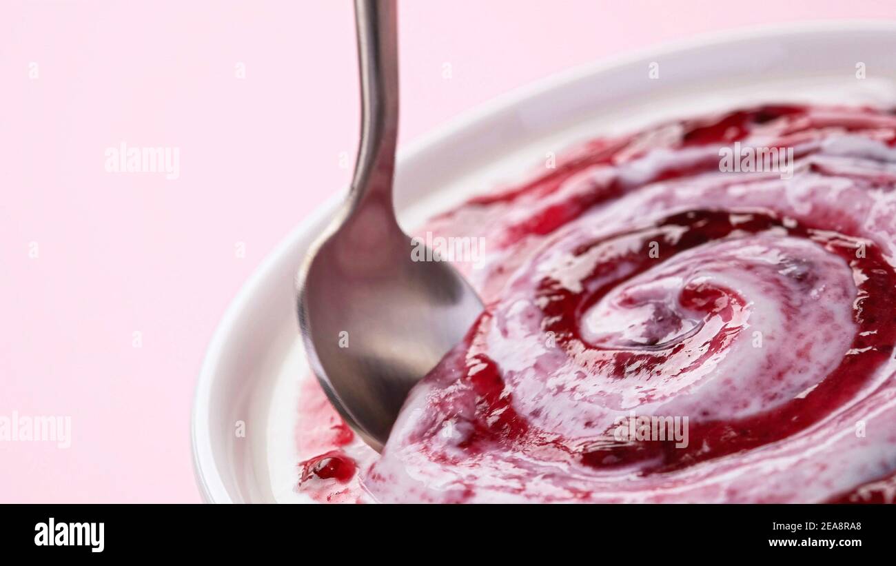 Yogurt con marmellata di frutta, crema di cagliata con concia di frutti di bosco Foto Stock