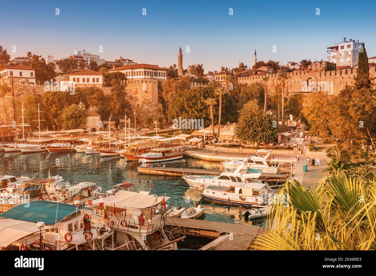 Idilliaca vista panoramica della città vecchia di Antalya e della baia con il porto e gli yacht. Popolare località turistica turca e Riviera Foto Stock