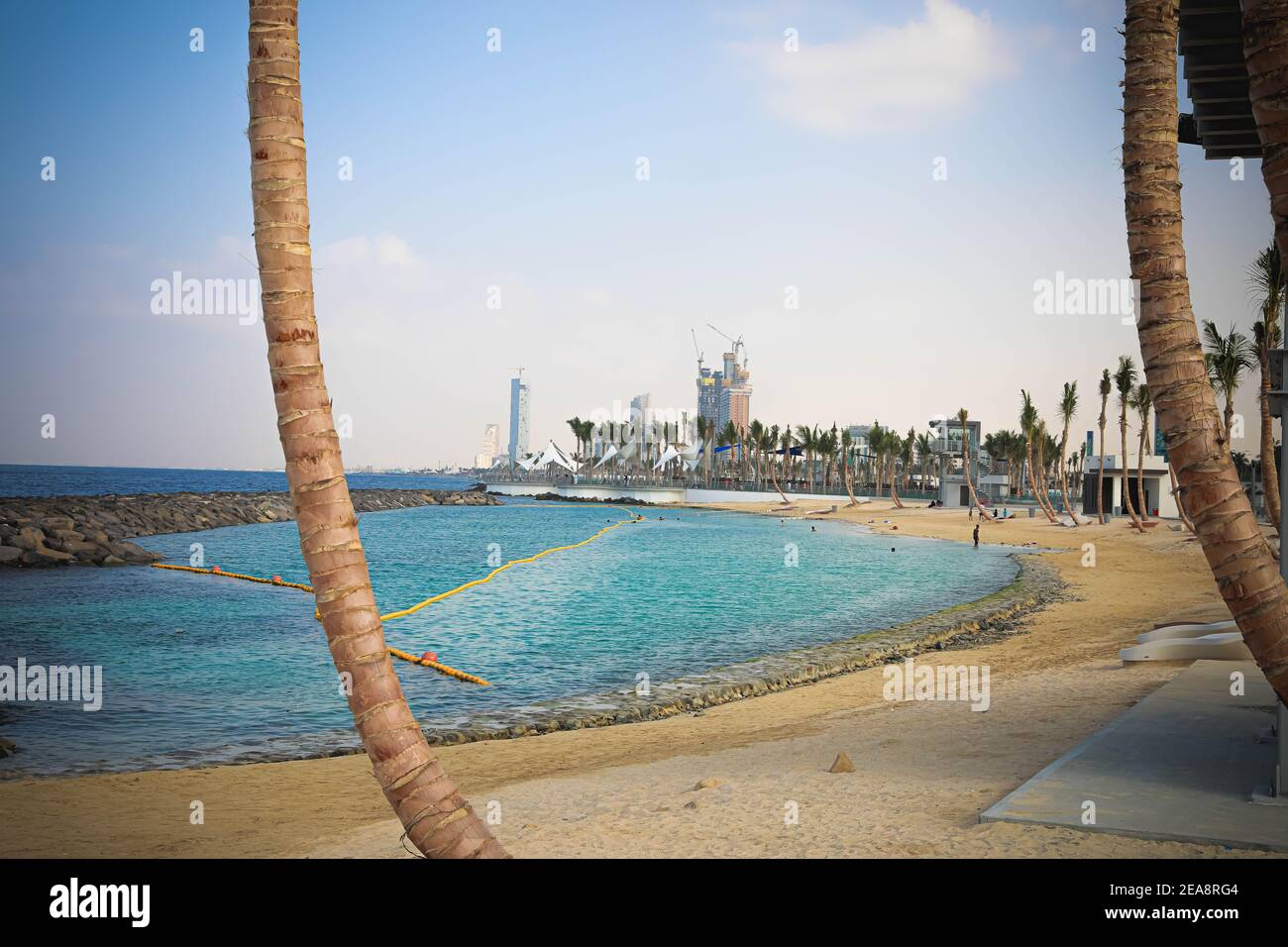 Nuova Corniche a Jeddah dall'angolo tra due palme, mare, luogo di nuoto e alte torri Arabia Saudita 2018 giugno Foto Stock