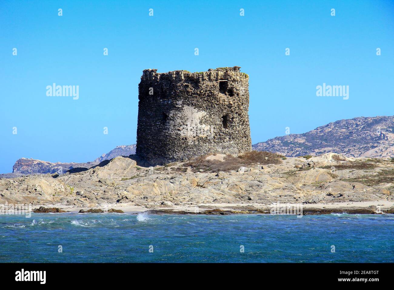 Vista al primo piano della torre saracena, della spiaggia di Pelosa, di Stintino in Sardegna Foto Stock