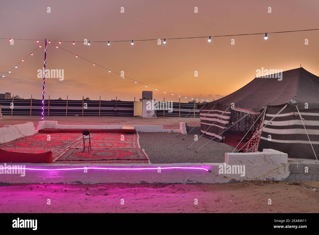 Tenda araba (majlis) per riunioni di famiglia o feste Foto Stock