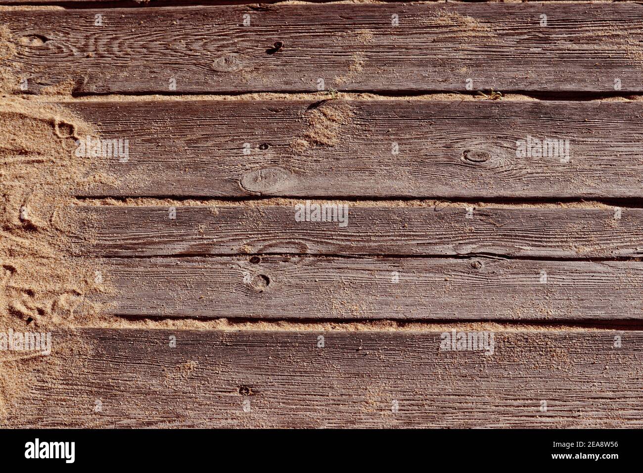 Primo piano di tavole di legno usurate che formano un percorso a. la spiaggia Foto Stock