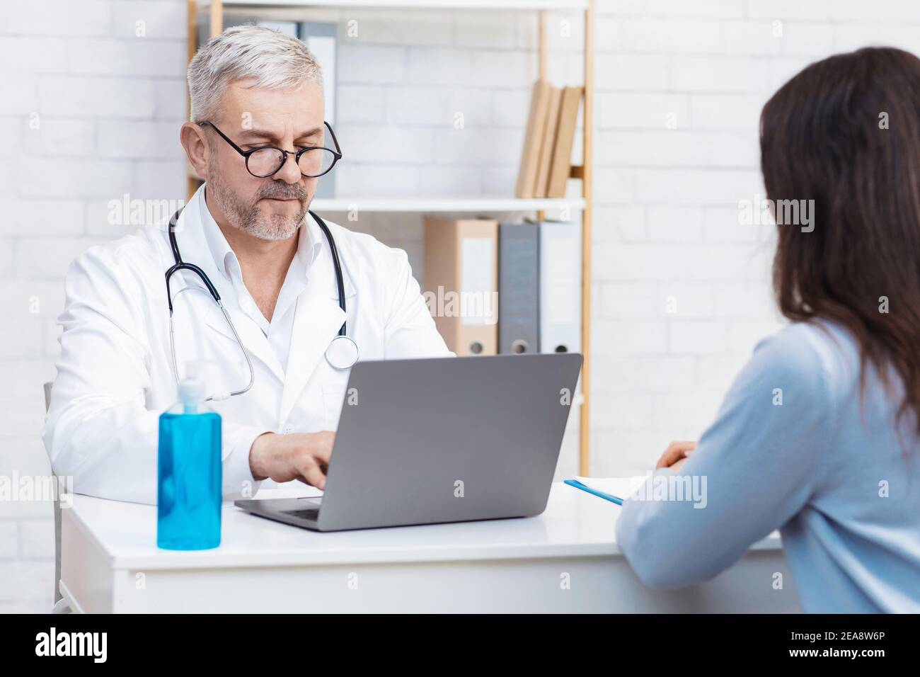 Moderna consultazione con medico specialista e medico di famiglia Foto Stock