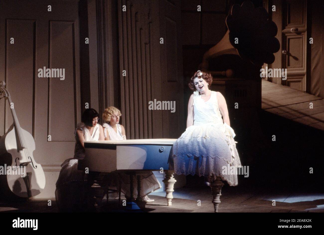 l-r: Jean Rigby (Pitti-Sing), Claire Daniels (Peep-Bo), Susan Bullock (Yum-Yum) nel MIKADO di Gilbert & Sullivan all'opera nazionale inglese (ENO), London Coliseum, Londra WC2 23/11/1988 Direttore: John Price-Jones Set design: Stefanos Lazaridis Costumi: Sue Jonchorey Miller: Illuminazione originale: Anthan Clunchast Miller: Anthan Foto Stock