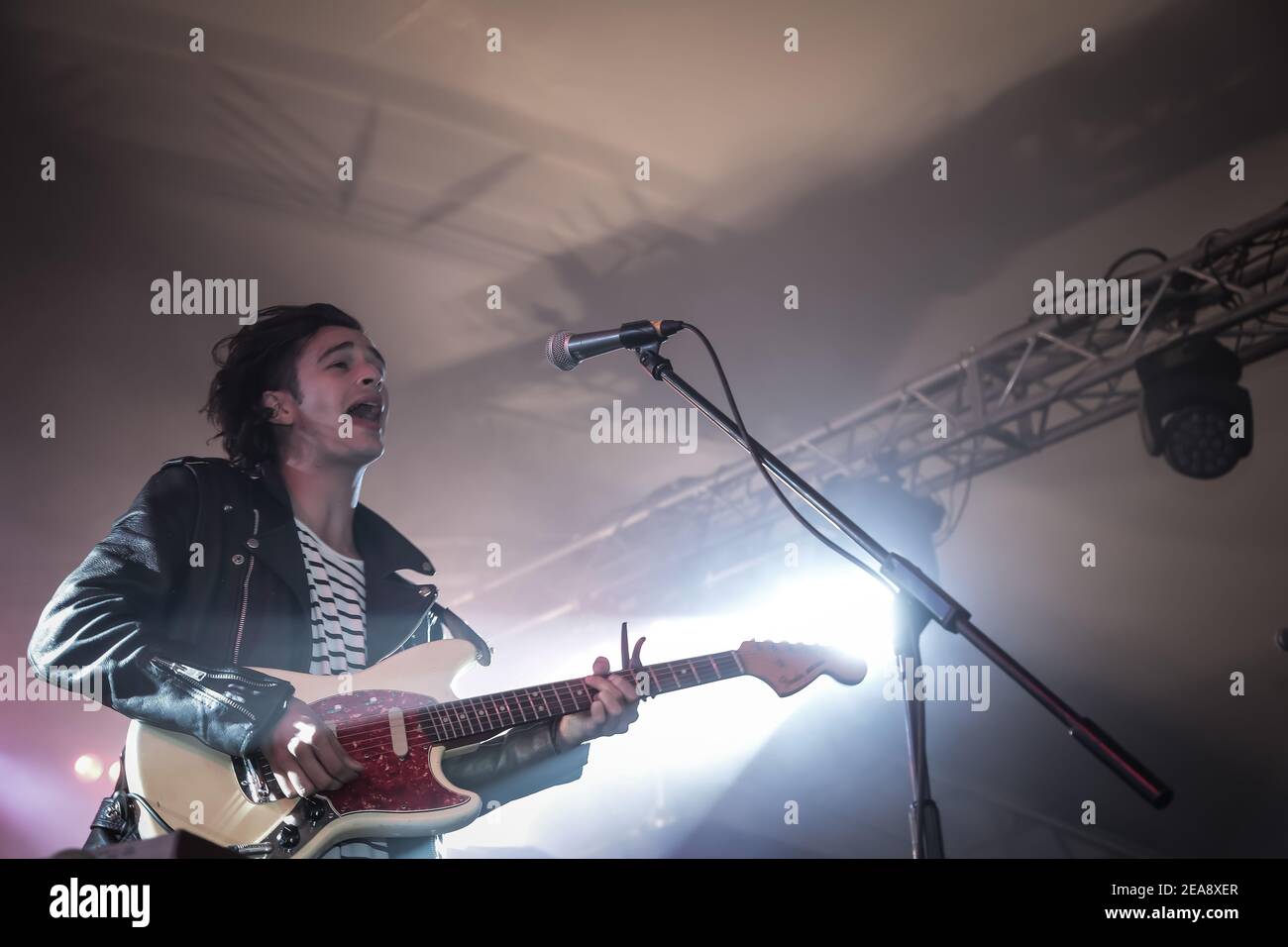 Matthew Healy del 1975, che ha fatto da headliner al Lake Stage l'ultimo giorno del festival Latitude 2013 a Suffolk, Inghilterra Foto Stock
