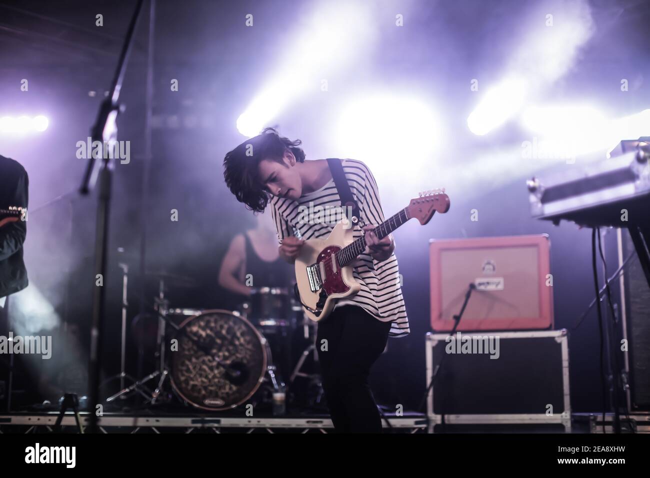 Matthew Healy del 1975, che ha fatto da headliner al Lake Stage l'ultimo giorno del festival Latitude 2013 a Suffolk, Inghilterra Foto Stock