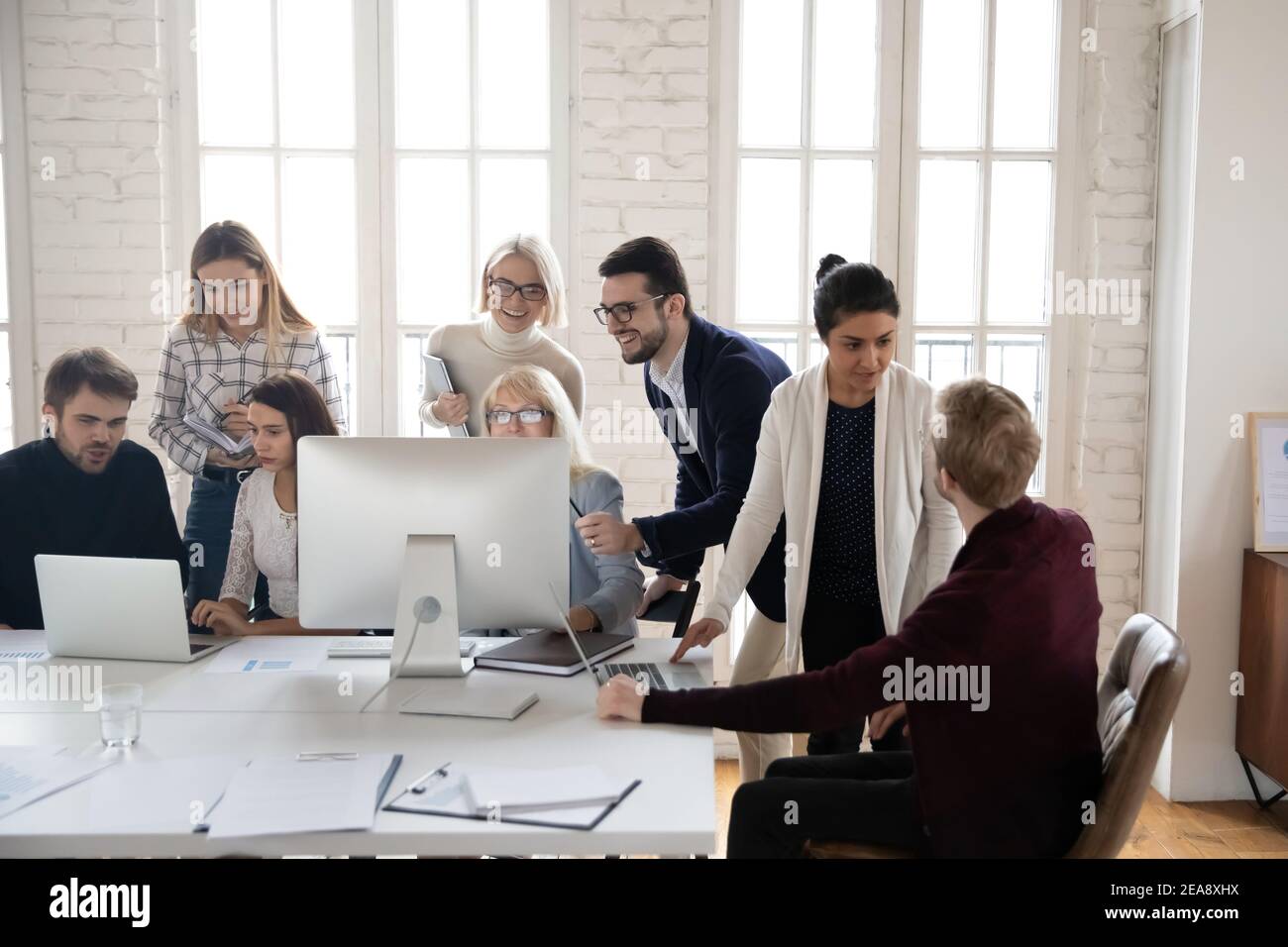 Gruppo eterogeneo di professionisti millenari che lavorano al progetto Foto Stock